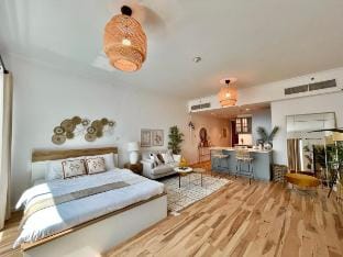 Spacious Studio in JLT w/Abundant Light. Vacation rental in Dubai