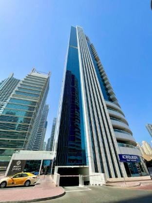 Spacious Studio in JLT w/Abundant Light. Vacation rental in Dubai