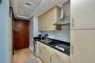 Renovated Lake Terrace Studio JLT Next to METRO Vacation rental in Dubai