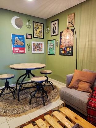 Rustic Elegance by the Lake: Studio CABIN in JLT. Vacation rental in Dubai