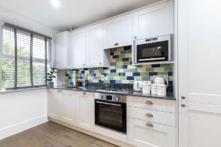 1-Bedroom Top Floor Apartment Apartment in Cheltenham