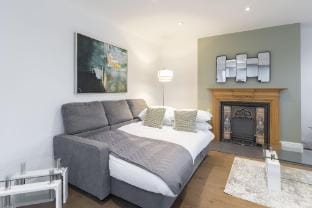 1-Bedroom Top Floor Apartment Apartment in Cheltenham
