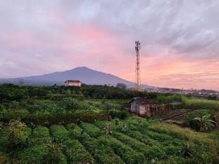 Vila 3 kamar di Batu dengan gazebo & Kolam Air Panas dekat Jatim Park Villa in Batu