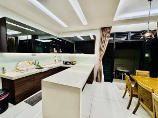 Batu Ferringhi Home Near Beach in Penang Pool Vacation rental in Batu Ferringhi, Penang, Malaysia