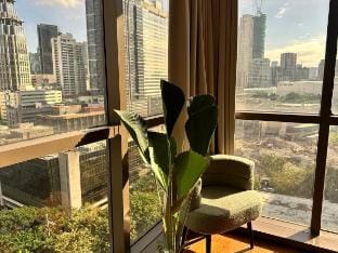 Tropical Wood Studio w/ Balcony Near Greenbelt  Vacation rental in Pasay