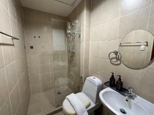 Tropical Wood Studio w/ Balcony Near Greenbelt  Vacation rental in Pasay