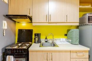 Central Stay w/ King bed near Greenbelt | 55-In TV Vacation rental in Pasay