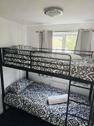 Stylish 3 Bed Home With Garden & Free Parking Apartment in Salford