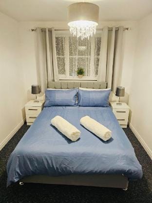 Stylish 3 Bed Home With Garden & Free Parking Apartment in Salford