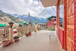 The Applewood Cottage -Manali | 8BR By Homeyhuts Vacation rental in Himachal Pradesh