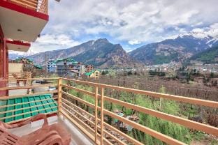 The Applewood Cottage -Manali | 8BR By Homeyhuts Vacation rental in Himachal Pradesh