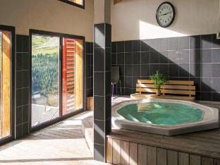 Cozy Mountain Stay w Balcony Apartment in Arâches-la-Frasse