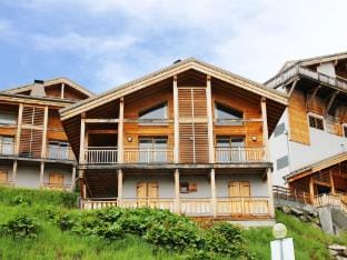 Cozy Mountain Stay w Balcony Apartment in Arâches-la-Frasse