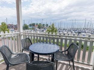 House in Volendam with Marina View Apartment in Volendam