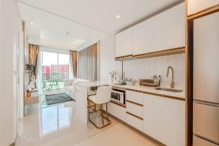 Modern 1BR  Pool, Gym, Game Room + Cinema C220 Apartment in Kathu