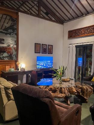 Ndalem Srigading Villa Solo Maximum capcity 10 PAX Vacation rental in Indonesia