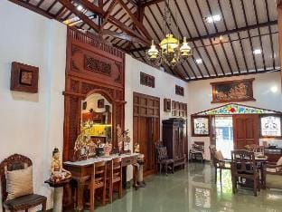 Ndalem Srigading Villa Solo Maximum capcity 10 PAX Vacation rental in Indonesia