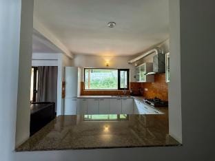 Riverbend Retreat 3BR Mountain Views by Homeyhuts Vacation rental in Himachal Pradesh
