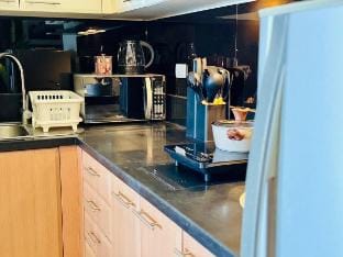 Stylish Studio w/ Netflix + Pool near Venice Mall Vacation rental in Makati