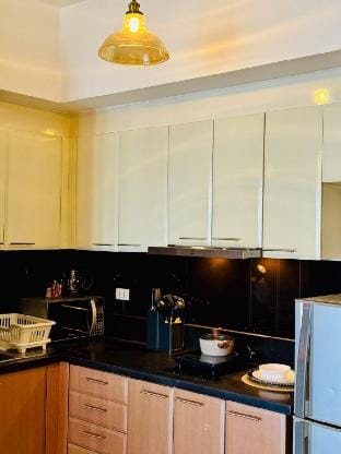 Stylish Studio w/ Netflix + Pool near Venice Mall Vacation rental in Makati