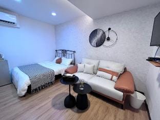 Xinyang Street《台北車站｜十人房｜捷運M8出口步行5分鐘》5-1[僅限境外旅客入住] Vacation rental in Taipei City