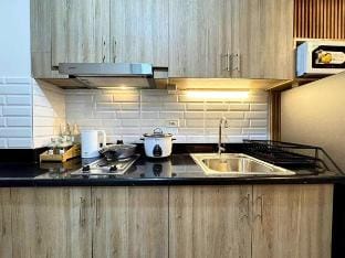 Walking Distance to MOA-Pool view+Netflix+100mbps Vacation rental in Pasay