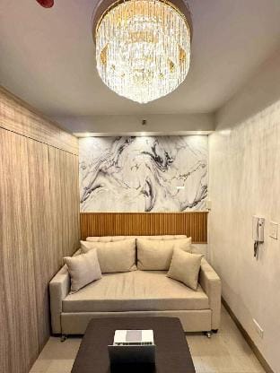 Walking Distance to MOA-Pool view+Netflix+100mbps Vacation rental in Pasay