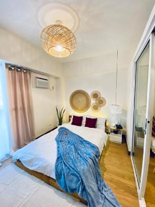Den and Then: Sky Lounge, Pet friendly, Pool Apartment in Quezon City
