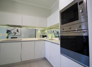 1Bed Stylish Apartment | Waterfall Vacation rental in Sandton