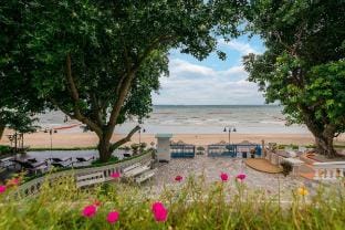 Large 1 BR Beachfront Vacation rental in Pattaya City