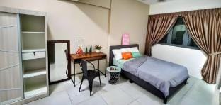 Cozy Meritus Queen Bed Room Vacation rental in Penang
