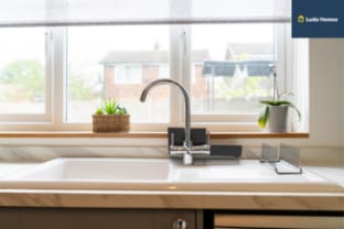Comfy Home | Cls to hospital | Sleeps 7 | wParking Vacation rental in Basingstoke
