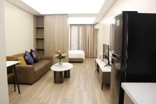 Bright & Clean 1BR | Minutes from NAIA & Bay Area Apartment in Pasay