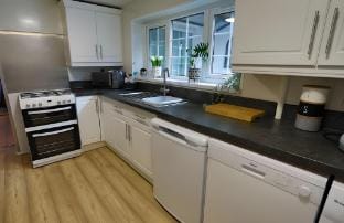 Weekly Deal | Save 10% | WiFi | Parking | Sleeps 8 Vacation rental in England