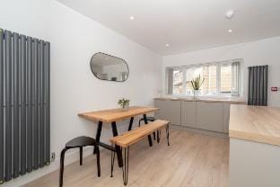 10%OFF|7NightsSpecial|Student|Parking|WiFi|6BDR Vacation rental in Huddersfield