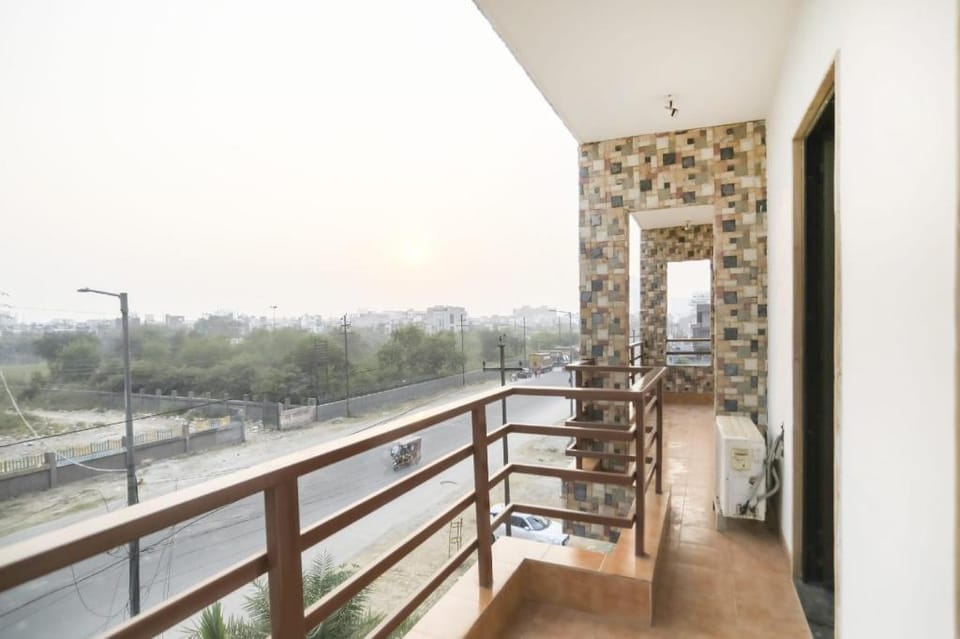 Hotel O Divy Noida Sector 50 Metro Station Hotel in Noida