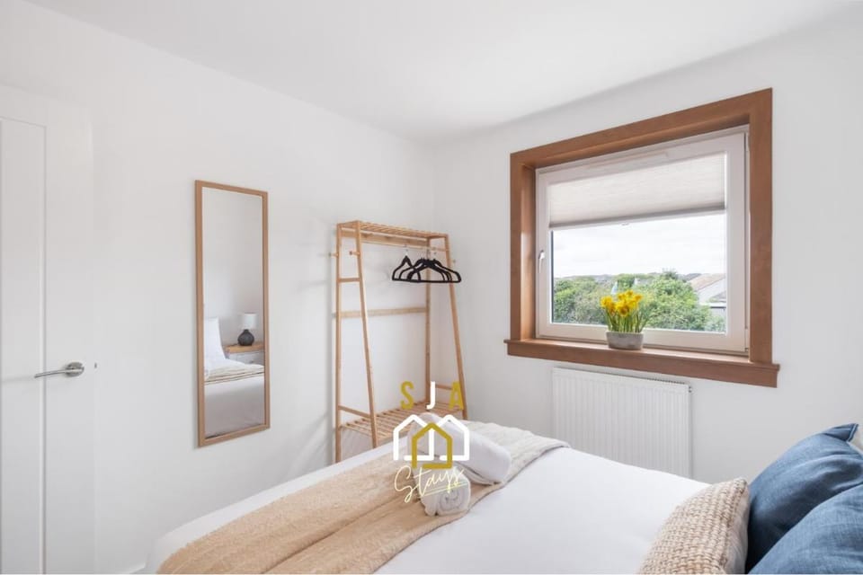 Braehead Stay - SJA Stays - Modern 2 Bed House Hotel in Scotland