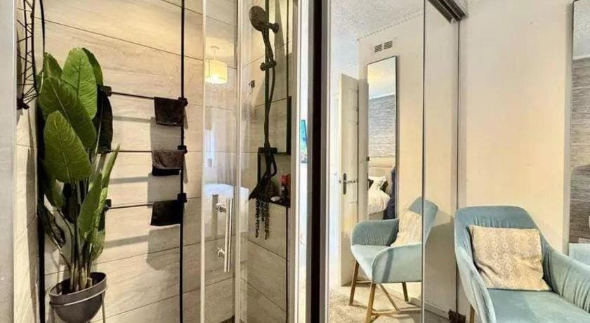 luxury 3 bedroom house  Quiet/Central/free parking Hotel in Birmingham