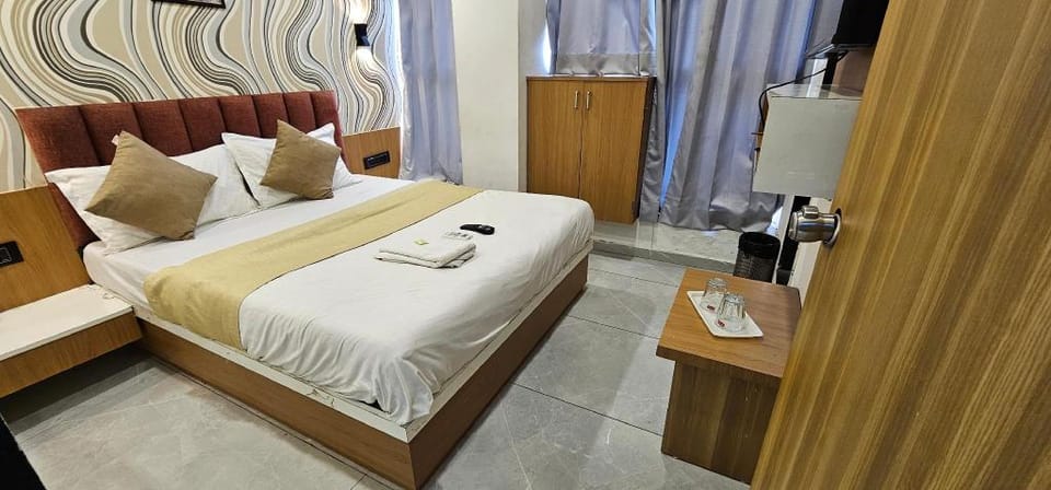 Hotel Lee Grand Hotel in Ahmedabad