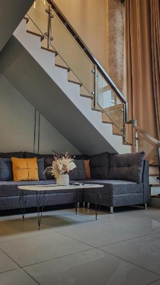 BGC Loft w/ Balcony 4BR  Uptown with  FREE Parking Vacation rental in Makati