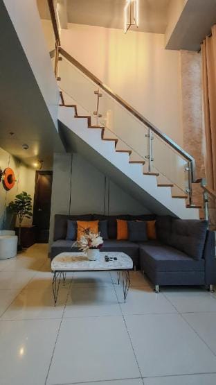 BGC Loft w/ Balcony 4BR  Uptown with  FREE Parking Vacation rental in Makati