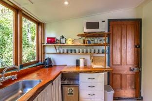 Splashing Tūi Cottage - Our Island Vacation rental in Auckland Region