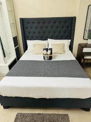 Classy Venice Studio |Wifi, Netflix, Pool +Balcony Apartment in Makati