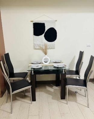 Classy Venice Studio |Wifi, Netflix, Pool +Balcony Apartment in Makati