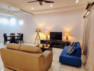 10 min to Ipoh town 8br/30pax/twin linked house Vacation rental in Ipoh