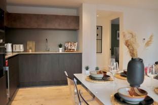 Luxury 2 Bed Apartment Vauxhall, Balcony, Sleeps 5 Vacation rental in London
