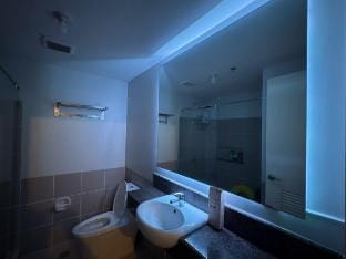 Modern 2BR Condo with Balcony in Central Manila Apartment in Pasay
