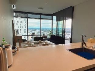 Modern apartment skyline views Vacation rental in Sydney