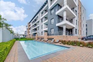 Chic 2-Bedroom Stay w/ Pool & Fast WiFi| Bryanston Vacation rental in Sandton