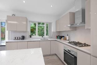 Modern 3 Bedroom, 2.5-Bathroom Home in Edgware Vacation rental in Edgware